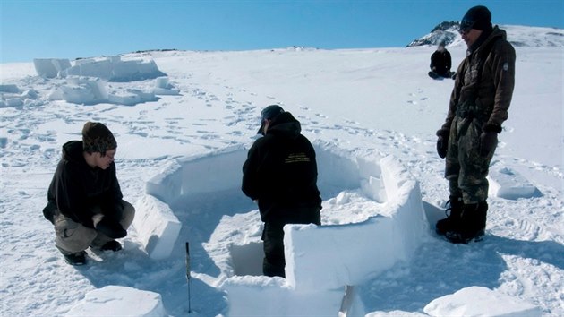 Takto stav igl Inuit v Kanad. Kvdry na stavbu si vyezvaj ze slehlho snhu. A na snmku je krsn vidt, e hned prvn ada kvdr se mrn naklp dovnit stavby, aby se vytvoila klenba a stecha la pkn uzavt.