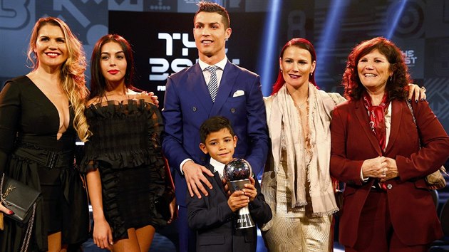 Cristiano Ronaldo na vyhlen cen FIFA se svmi nejblimi: matka Maria (zprava), sestra Katia, syn Cristiano junior, ptelkyn Georgina Rodriguezov a jeho druh sestra Telma. (2017)