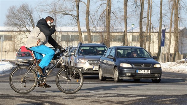 Kiovatka ikovy a Rantovsk ulice v Jihlav je u dobe znm nejen mezi mstnmi. idii z celho kraje vd, e pi vjezdu z vedlej ulice si tu i mnoho minut pokaj. Situaci by zanedlouho mly napravit mobiln semafory.