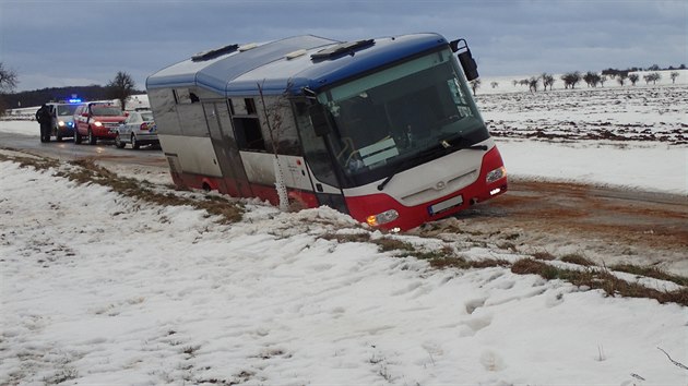 Autobus sjel na Kolnsku do pkopu, hasii evakuovali 28 osob (13.1.2017).