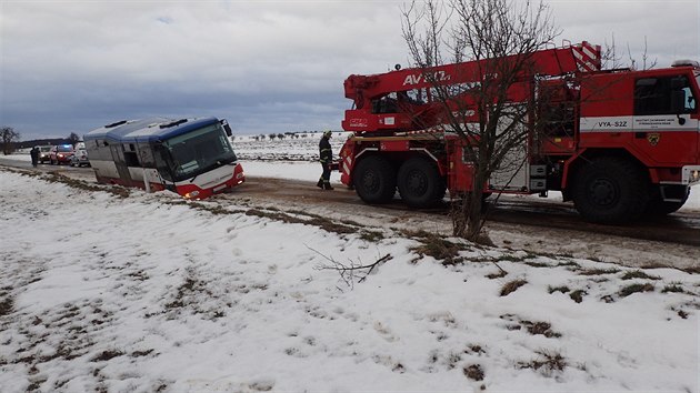 Autobus sjel na Kolnsku do pkopu, hasii evakuovali 28 osob (13.1.2017).