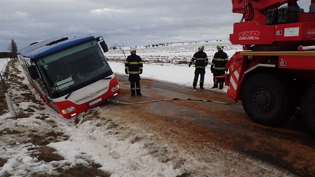 Autobus sjel na Kolnsku do pkopu, hasii evakuovali 28 osob (13.1.2017).