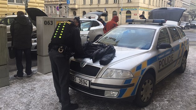 Policist zadreli mue, kter dil pod vlivem drog, navc pes zkaz dit motorov vozidla a bez idiskho oprvnn. Povolen neml ani k pouvn npisu taxi, kter sundali strnci (17.1.2017).