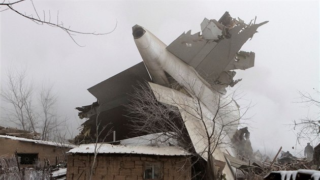 Trosky tureckho nkladnho letadla, kter se ztilo v Kyrgyzstnu (16.1.2017)