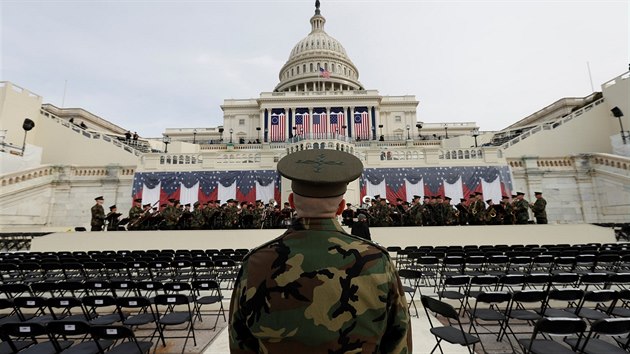 Zkouka vojensk kapely na inauguraci Donalda Trumpa ped Kapitolem ve Washingtonu (19. ledna 2017)