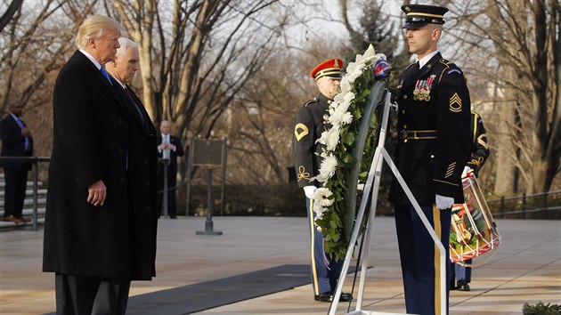 Donald Trump a viceprezident Mike Pence pokldaj vnec na hrob neznmho vojna na Arlingtonskm nrodnm hbitov (19. ledna 2017)