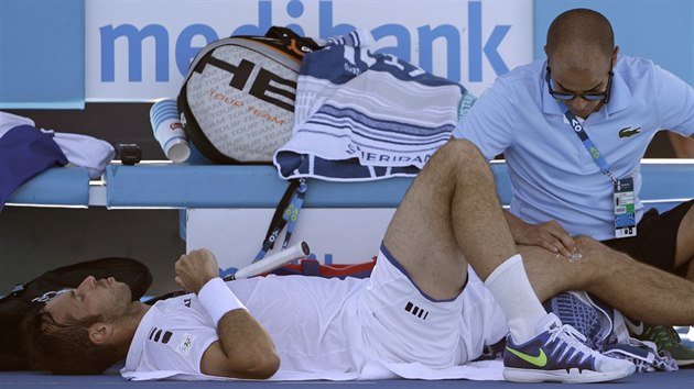 Radek tpnek ve druhm kole Australian Open v pi fyzioterapeuta.