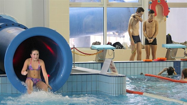Rokycanský bazén má nový osmdesát metrů dlouhý tobogán a také vířivky. (9. ledna 2017)