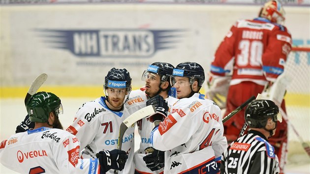 Vtkovit hokejist (zleva) Jan Vytisk, Luk Kucsera, Michael Vandas a Patrik Urbanec z Vtkovic se raduj z estho glu.