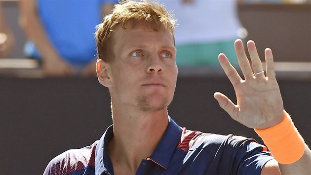 esk tenista Tom Berdych v duelu s Amerianem Harrisonem.