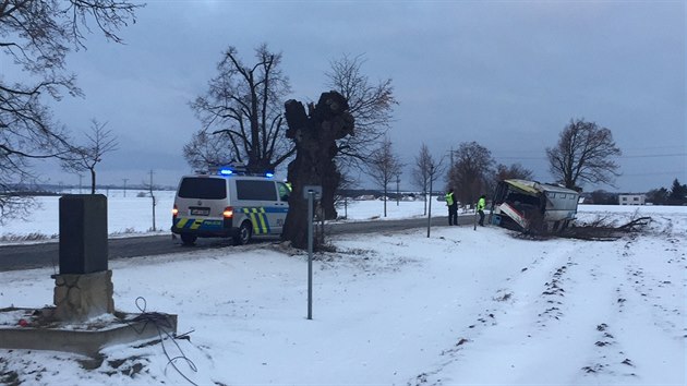 U stedoesk obce Stedokluky sjel linkov autobus do pkopu, jedna ena zemela, dalch sedm lid bylo lehce zranno (12. ledna 2017).