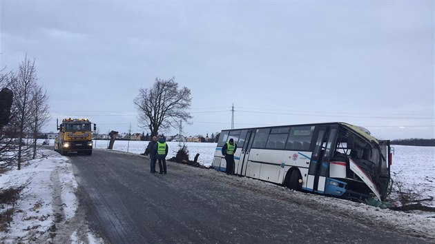 U stedoesk obce Stedokluky sjel linkov autobus do pkopu, jedna ena zemela, dalch sedm lid bylo lehce zranno (12. ledna 2017).