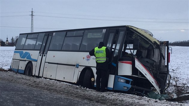 U stedoesk obce Stedokluky sjel linkov autobus do pkopu, jedna ena zemela, dalch sedm lid bylo lehce zranno (12. ledna 2017).