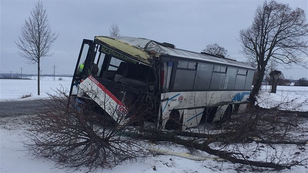 U stedoesk obce Stedokluky sjel linkov autobus do pkopu, jedna ena zemela, dalch sedm lid bylo lehce zranno (12. ledna 2017).