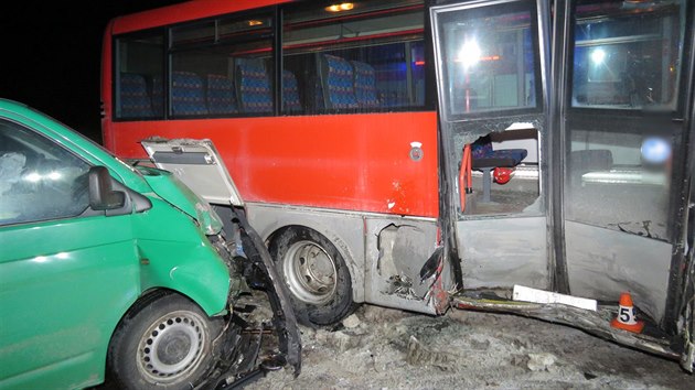 idi autobusu nedal na umpersku pednost dodvce na hlavn silnici, pi srce byla uvnit n zranna tylenn osdka.