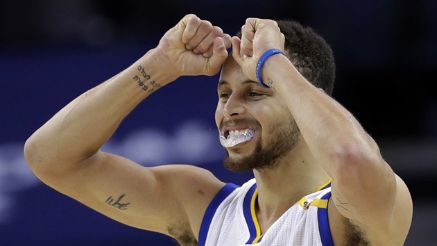 Stephen Curry ze Golden State Warriors nesouhlas s vrokem rozhodch.