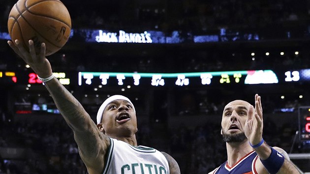 Isaiah Thomas (vlevo) z Bostonu zakonuje, neubrnil ho Marcin Gortat z Washingtonu.