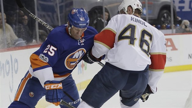 Jakub Kindl (v blm) z Floridy atakuje Jasona Chimeru z NY Islanders.
