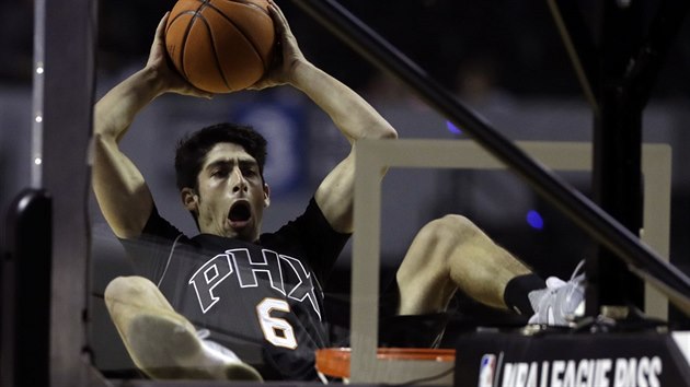 Akrobat z klubu Phoenix Suns se star o pestvkovou zbavu pro  divky v Mexico City.