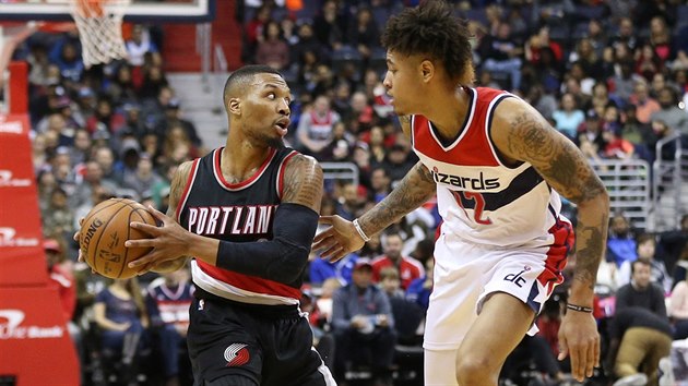 Damian Lillard (vlevo) z Portlandu se sna obejt Kellyho Oubreho Jr. z Washingtonu.