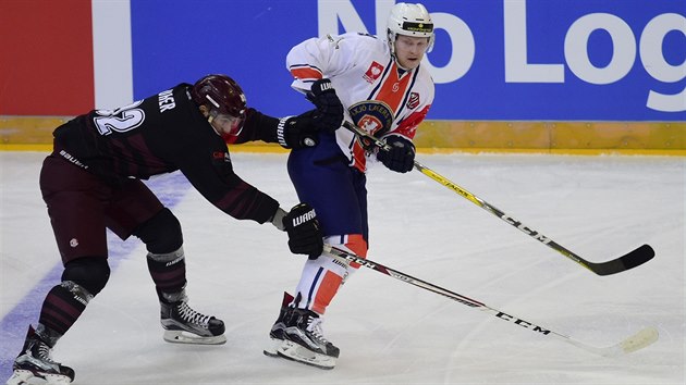 Dominik Uher (vlevo) ze Sparty napad v semifinle hokejov Ligy mistr Tuomase Kiiskinena z Vxj.