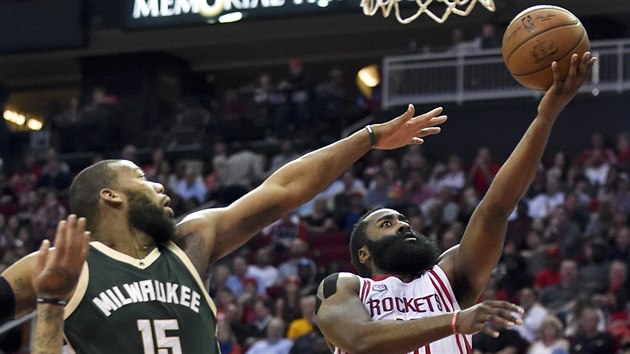 James Harden (vpravo) z Houstonu zakonuje na ko Milwaukee kolem Grega Monroea.