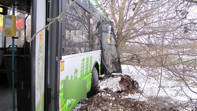 Autobus v Hradci Krlov po nehod se dvma auty narazil do stromu (13.1.2017).