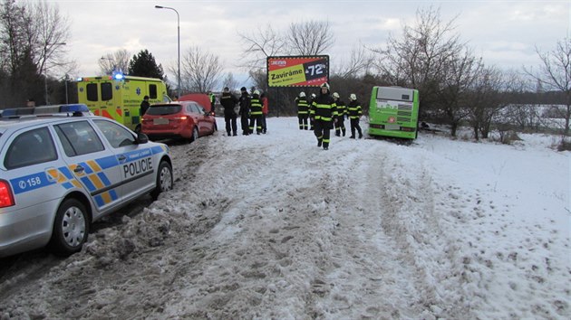 Autobus v Hradci Krlov po nehod se dvma auty narazil do stromu (13.1.2017).