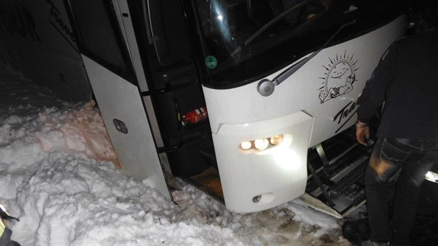 Zapadl autobus v Lukavci u Hoic na Jinsku (13.1.2017).