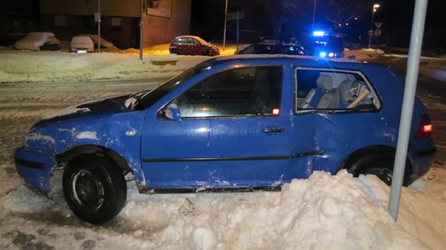 Pokozen auto po nrazu do sloupu veejnho osvtlen v Jin (14.1.2017).