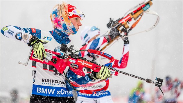Eva Puskarkov pi nstelu ped sprintem v Ruhpoldingu