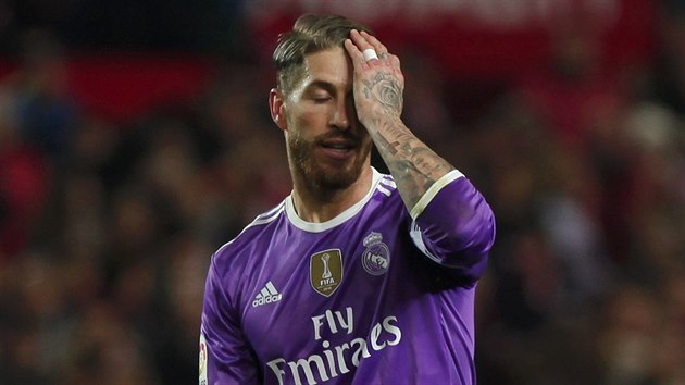 ZKLAMAN KAPITN. Sergio Ramos z Realu Madrid krtce pot, co si v utkn se Sevillou vstelil vlastn gl.