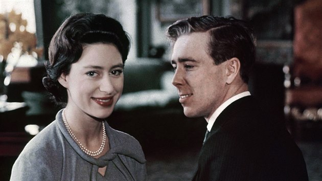 Britsk princezna Margaret a jej budouc manel Antony Armstrong-Jones oznmili zsnuby 26. nora 1960.