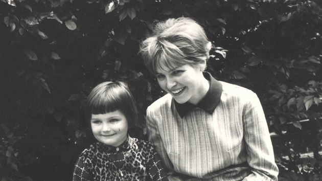 Pavlna Pozkov s maminkou na archivnm snmku