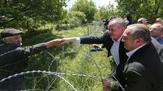 Slovenský prezident si podává ruku s Datem Vanivilim pes iletkový drát. (31....