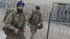 Sikh s neprůstřelným turbanem v řadách britské armády na cvičení NATO v... Sikh s neprůstřelným turbanem v řadách britské armády na cvičení NATO v...