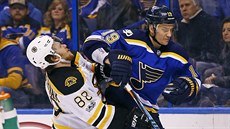 David Pastrňák (vlevo) z Bostonu dostal loktem od Jaye Bouwmeestera ze St.... David Pastrňák (vlevo) z Bostonu dostal loktem od Jaye Bouwmeestera ze St....