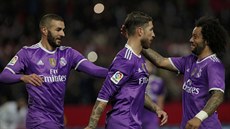 Karim Benzema, Sergio Ramos a Marcelo (zleva) slaví gól Realu Madrid v...