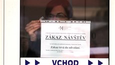 Leták informuje o zákazu návštěv v karlovarské nemocnici. Podobné je to v Chebu. Leták informuje o zákazu návštěv v karlovarské nemocnici. Podobné je to v Chebu.