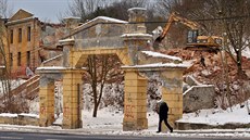 Poslední etapa likvidace kasáren na Zlatém vrchu začala. Vjezdová brána... Poslední etapa likvidace kasáren na Zlatém vrchu začala. Vjezdová brána...