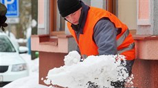 Do úklidu sněhu v ostrovské ulici Palackého jsou zapojeni i vězni z Vykmanova. Do úklidu sněhu v ostrovské ulici Palackého jsou zapojeni i vězni z Vykmanova.