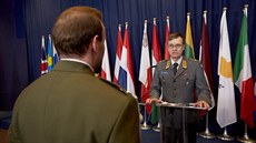 Medaili četaři C.H. předal generální ředitel Vojenského štábu EU, generál Esa... Medaili četaři C.H. předal generální ředitel Vojenského štábu EU, generál Esa...