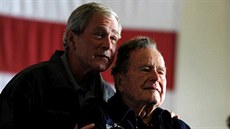 Bývalí amerití prezidenti George Bush starí (vpravo) a jeho syn George Bush...