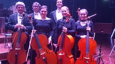 Jihoeská filharmonie jela turné po ín, kde odehrála sedm koncert. Hudebníci...