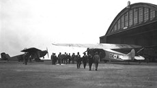 Fokker F.VIIa, OK-AAI (ex L-BAAI) LS na letiti Kbely. V hangáru je vidt...