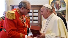 Nejvýše postavený rytíř Robert Matthew Festing a papež František na snímku z... Nejvýše postavený rytíř Robert Matthew Festing a papež František na snímku z...
