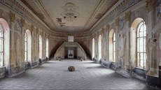 Tančírna z počátku 19. století na zámku v Uherčicích. Fotografie z roku 2009 Tančírna z počátku 19. století na zámku v Uherčicích. Fotografie z roku 2009