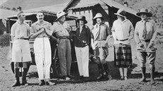 Zajištění, lehkomyslní, bezstarostní. Kolonizátorská britská smetánka zahálela... Zajištění, lehkomyslní, bezstarostní. Kolonizátorská britská smetánka zahálela...