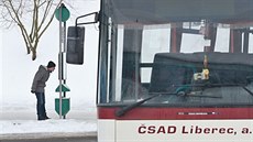 Lidé mrzli opakovaně na zastávkách a nedostali se do práce, škol ani k lékařům.... Lidé mrzli opakovaně na zastávkách a nedostali se do práce, škol ani k lékařům....
