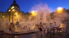 HORKÁ KOUPEL. Návštěvníci si užívají koupel v horké vodě venkovního bazénu... HORKÁ KOUPEL. Návštěvníci si užívají koupel v horké vodě venkovního bazénu...